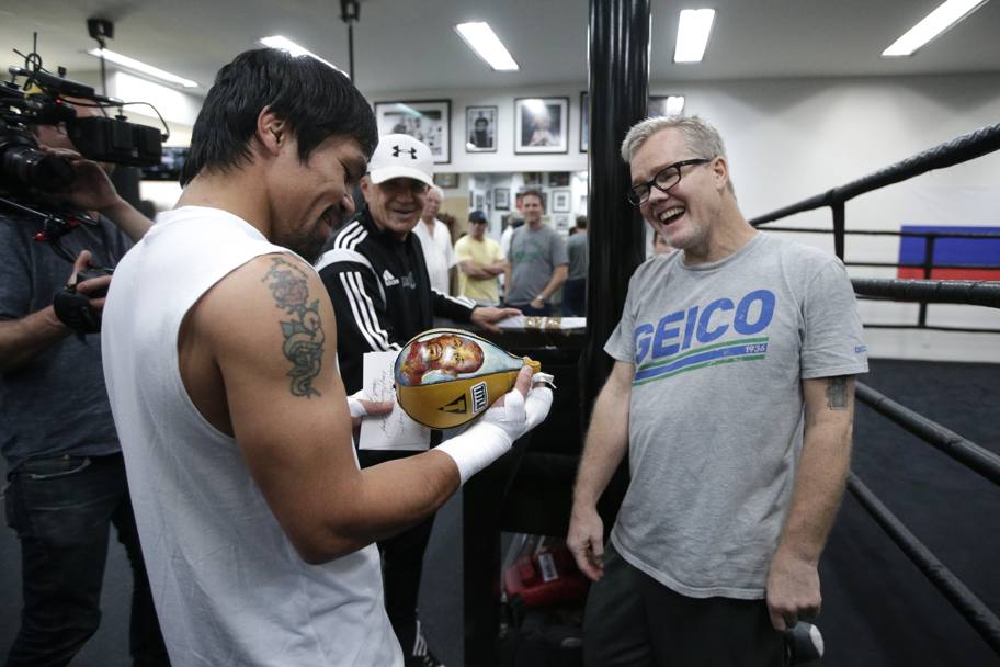 Manny Pacquiao con il suo allenatore Freddie Roach (Ap)